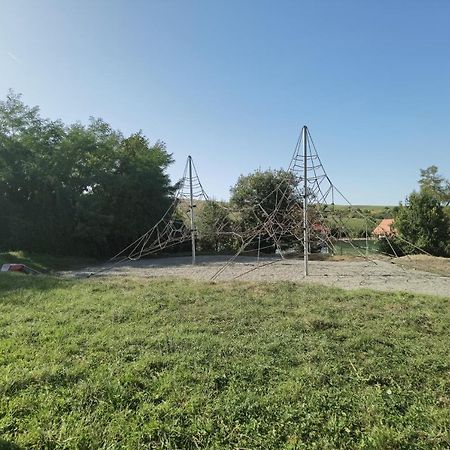 Kinderuni Bekokten Barcut Exterior photo